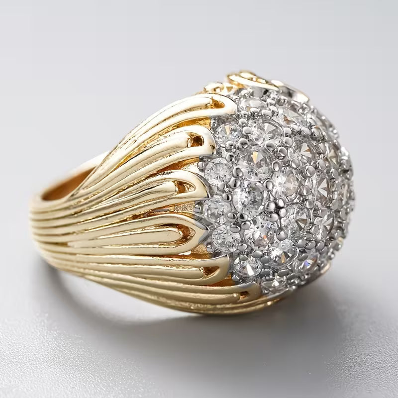 Anillo vintage dorado de circonita redonda