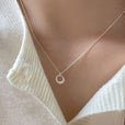Collar con colgante circular geométrico de oro blanco – imagen 2