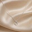 Collar con colgante circular geométrico de oro blanco