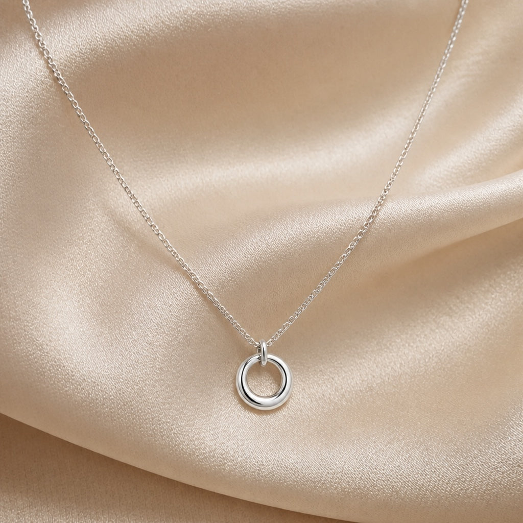 Collar con colgante circular geométrico de oro blanco