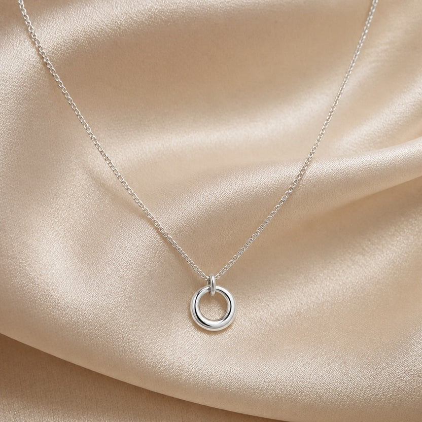 Collar con colgante circular geométrico de oro blanco