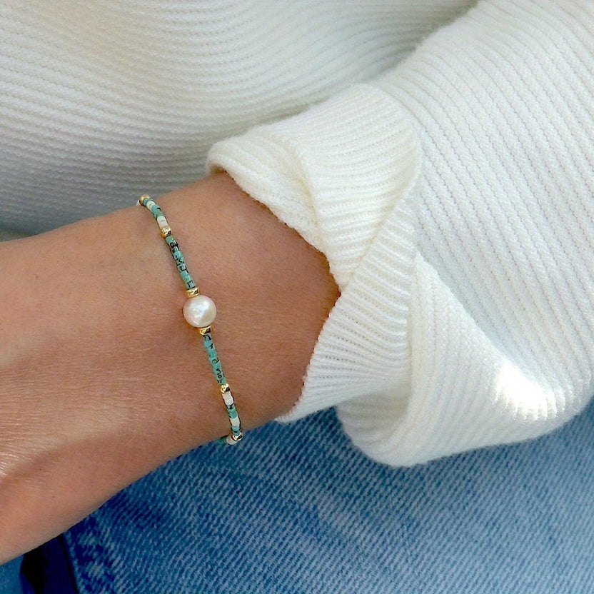 Pulsera costera de perlas y chaquiras