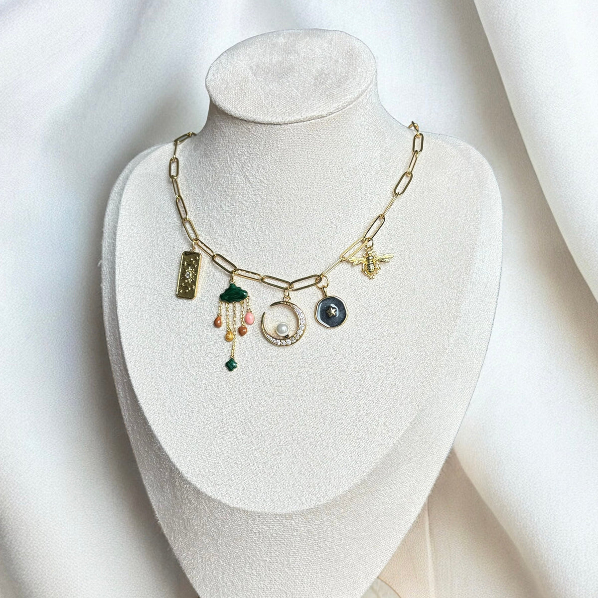 Collar con Dije de Luna (artesanal y edición limitada) — Carmen, Lucía & Rocío
