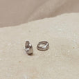 Pendientes huggie anchos con acabado cepillado – imagen 3