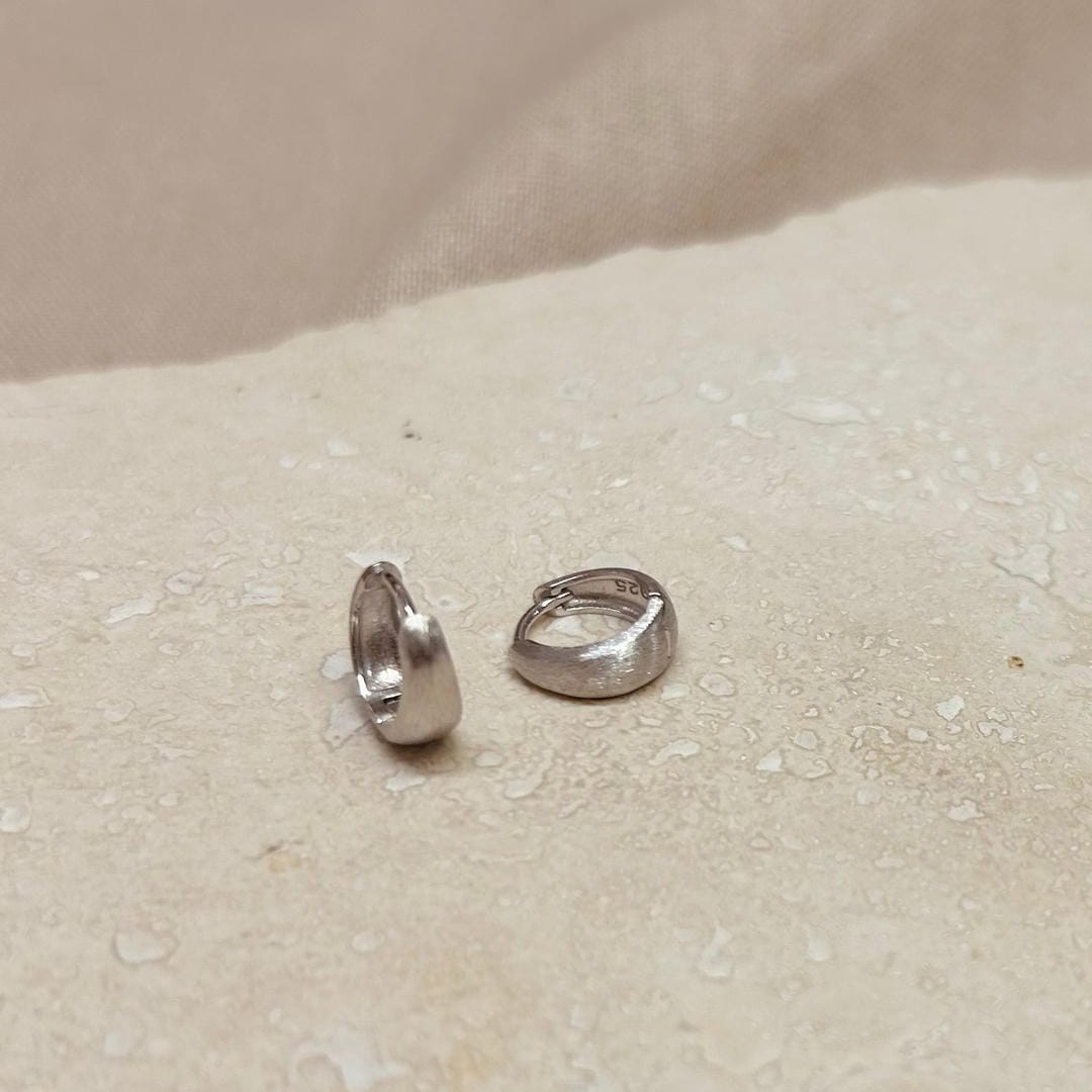 Pendientes huggie anchos con acabado cepillado – imagen 3