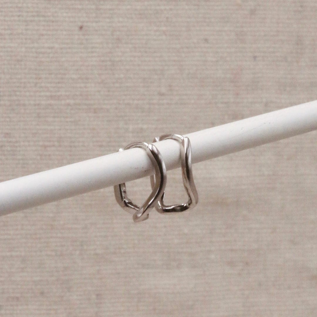 Pendientes de aro plateados con onda abstracta – imagen 2
