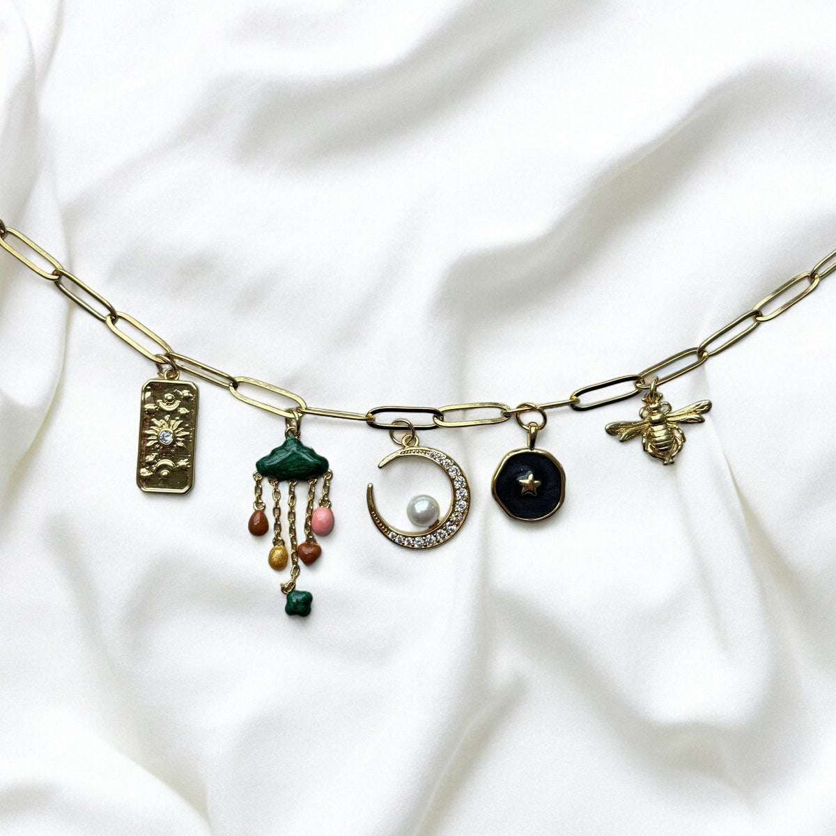Collar con Dije de Luna (artesanal y edición limitada) — Carmen, Lucía & Rocío