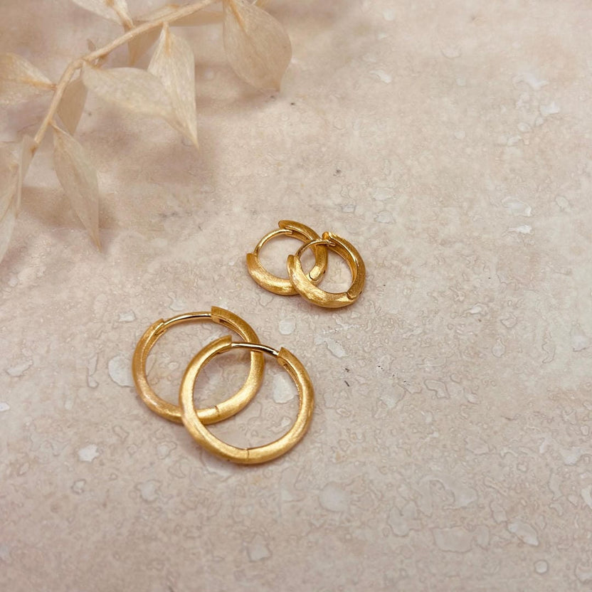 Set de 2 pares de aros minimalistas dorados cepillados