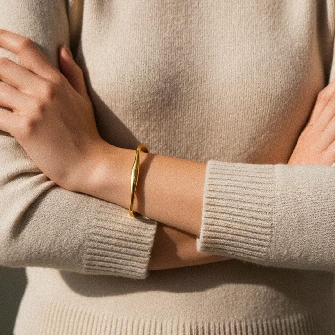 Brazalete espiral de lujo atemporal en dorado – imagen 4