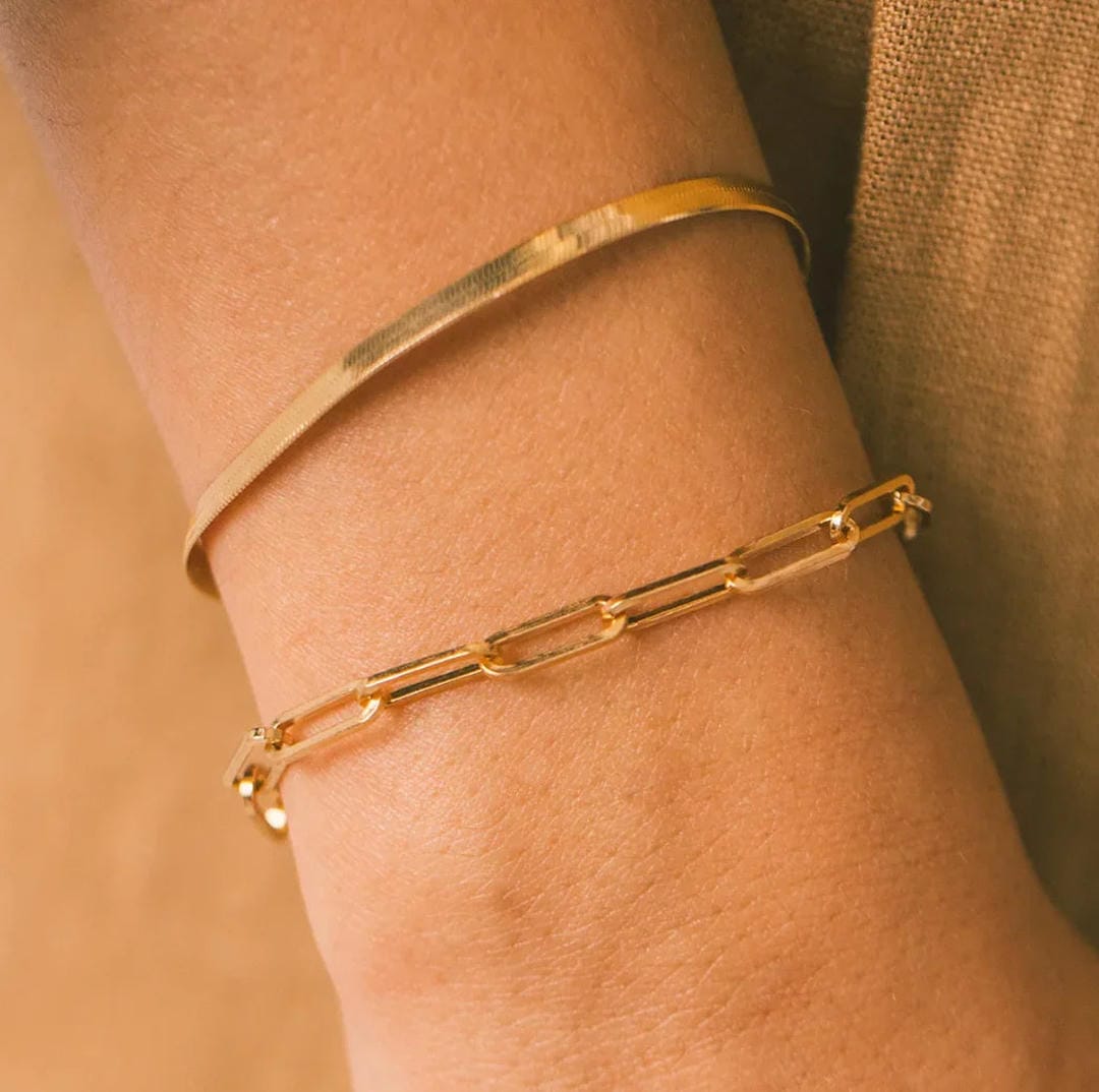 Pulsera dorada elegante de eslabón tipo clip – imagen 3