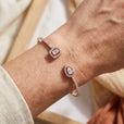 Pulsera rígida abierta de oro con dos piedras – imagen 3