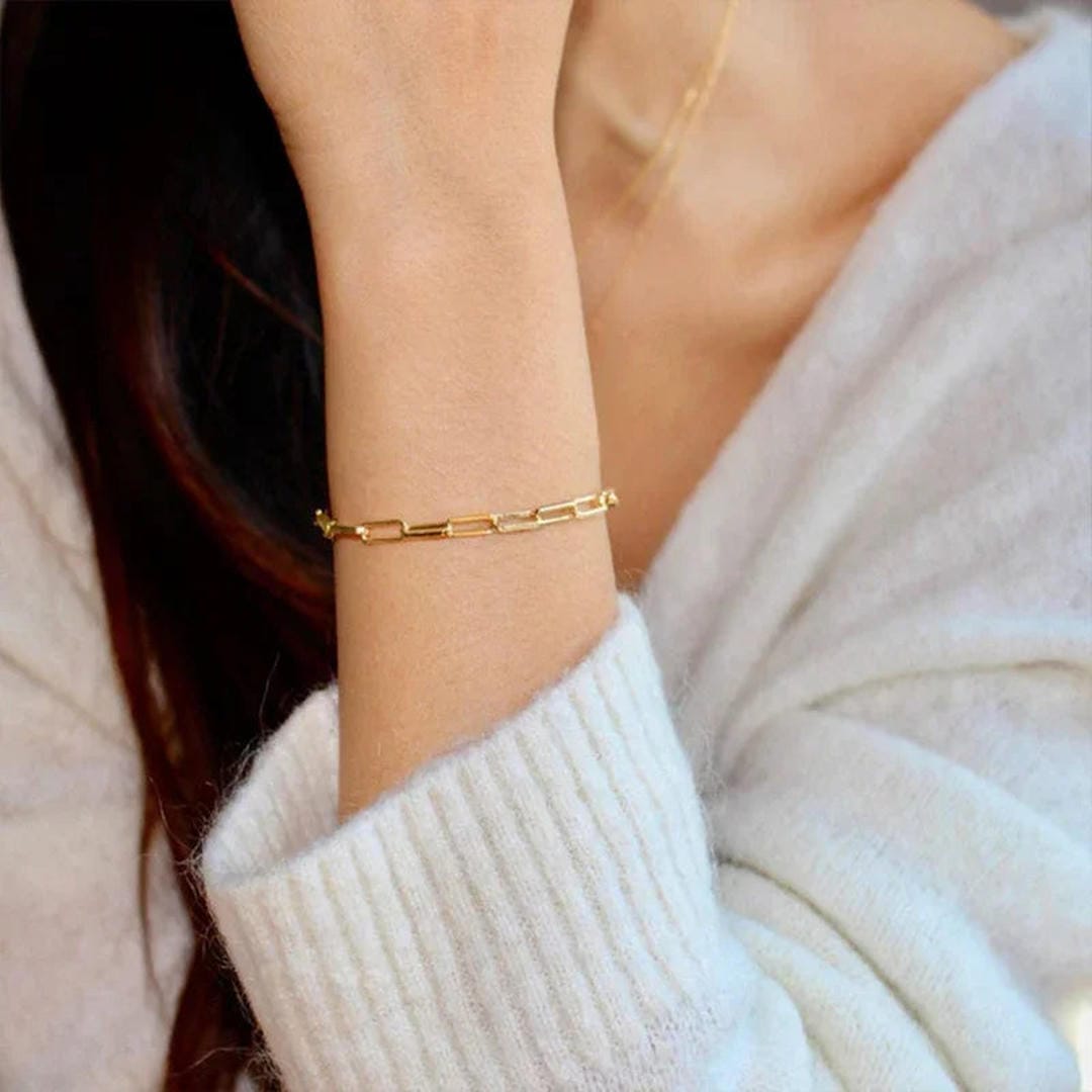 Pulsera dorada elegante de eslabón tipo clip – imagen 6