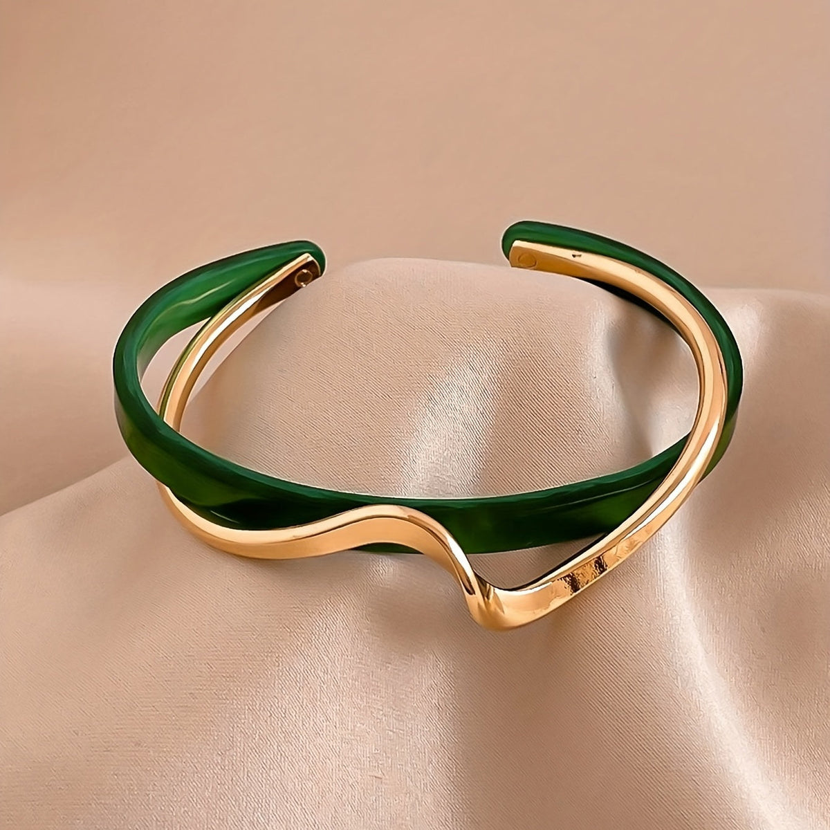 Pulsera rígida minimalista con forma de ola – imagen 2