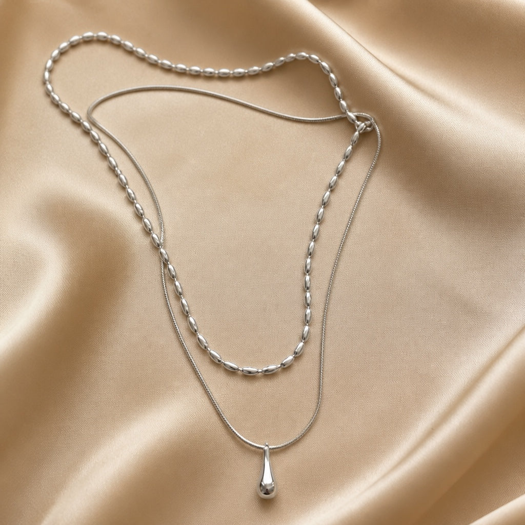Collar con colgante de doble capa en forma de lágrima en oro blanco