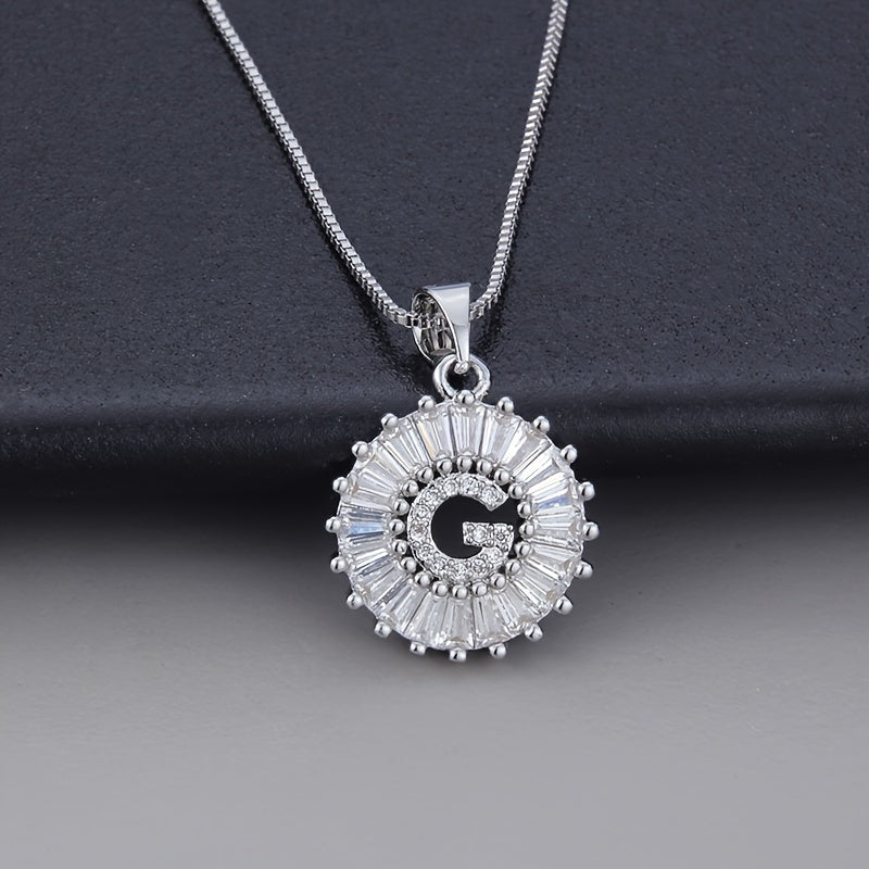 Collar con inicial de circonita en oro blanco – imagen 7