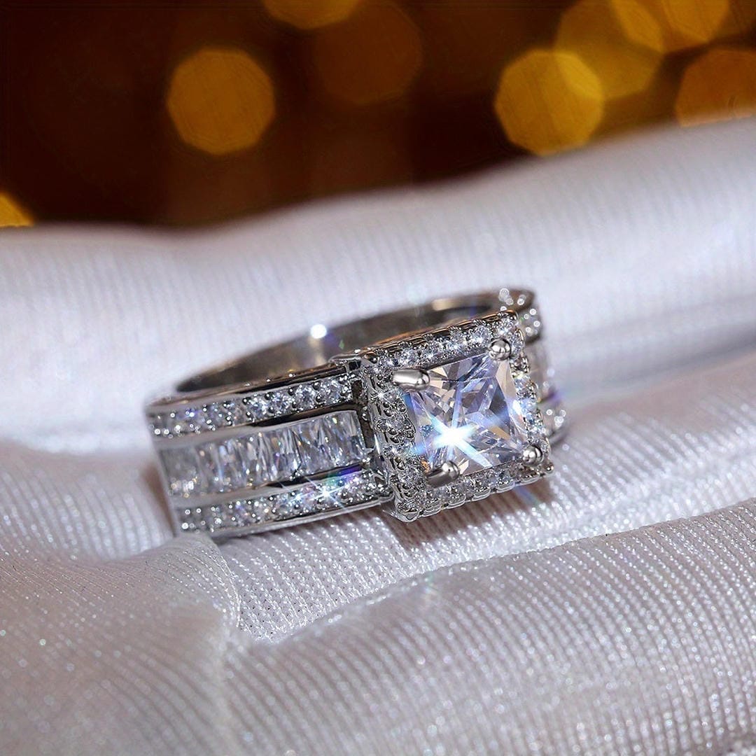 Anillo de diseño llamativo de princesa con halo de baguettes — Carmen, Lucía & Rocío