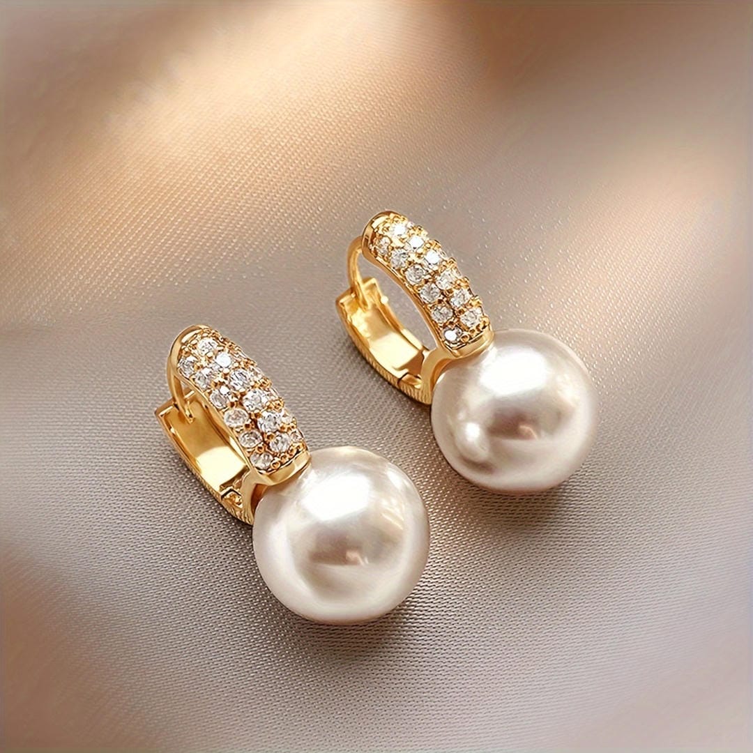 Pendientes huggie con colgante de perla y pavé