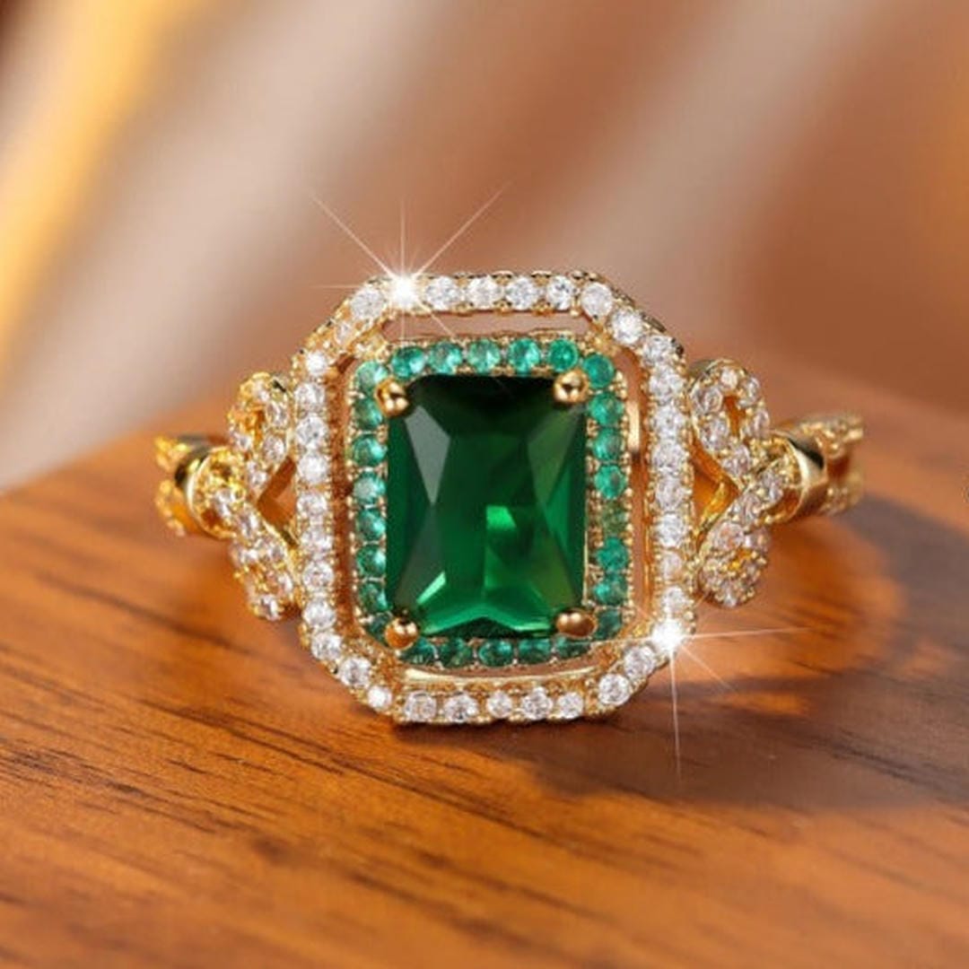 Anillo luminoso de cristal verde esmeralda – imagen 3