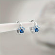 Pendientes huggie de pata con zafiro – imagen 2