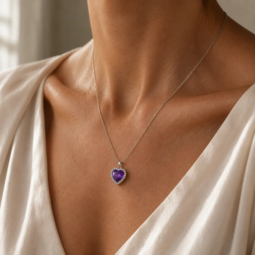 Collar con colgante de corazón y halo