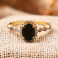 Anillo de ónix dorado de lujo