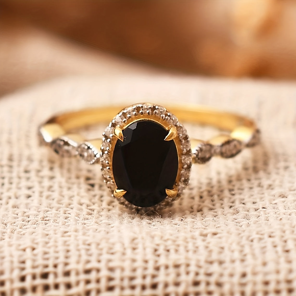 Anillo de ónix dorado de lujo