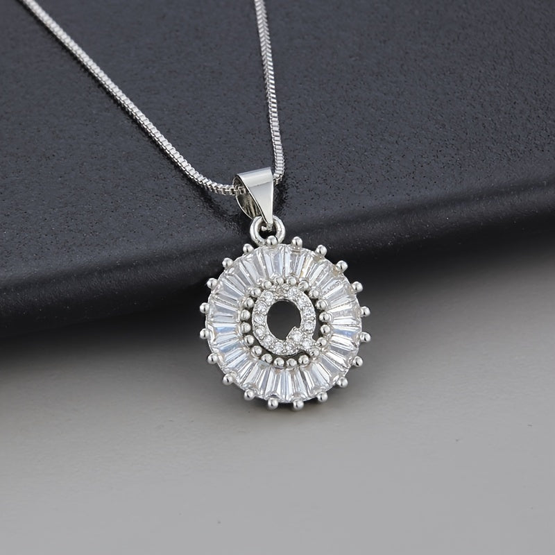 Collar con inicial de circonita en oro blanco – imagen 17