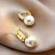 Pendientes huggie con colgante de perla y pavé – imagen 2