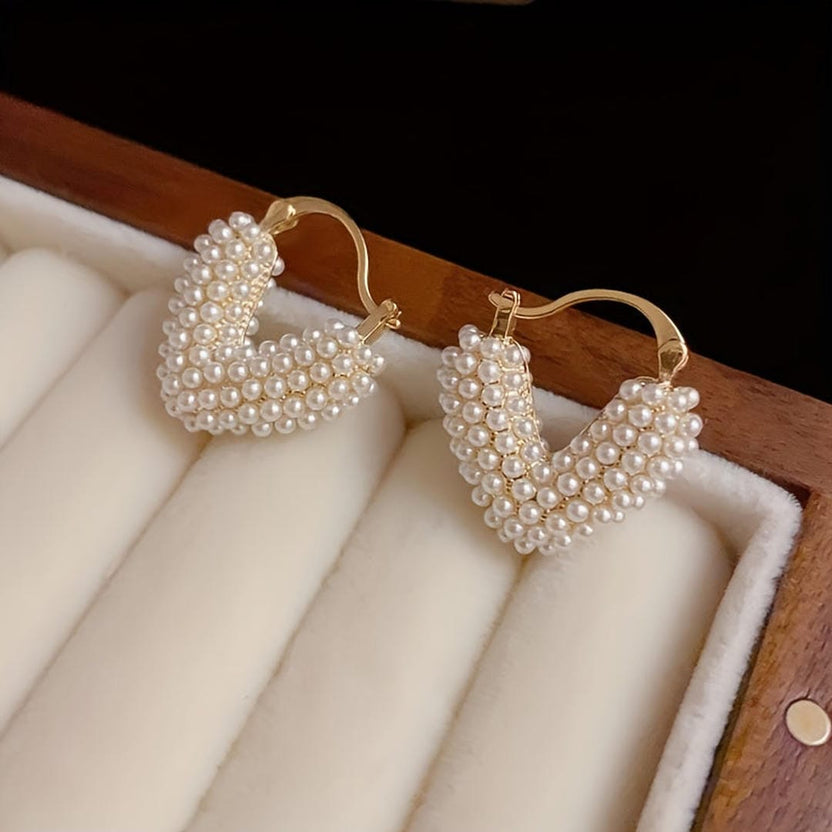 Pendientes huggie con corazón de abalorios