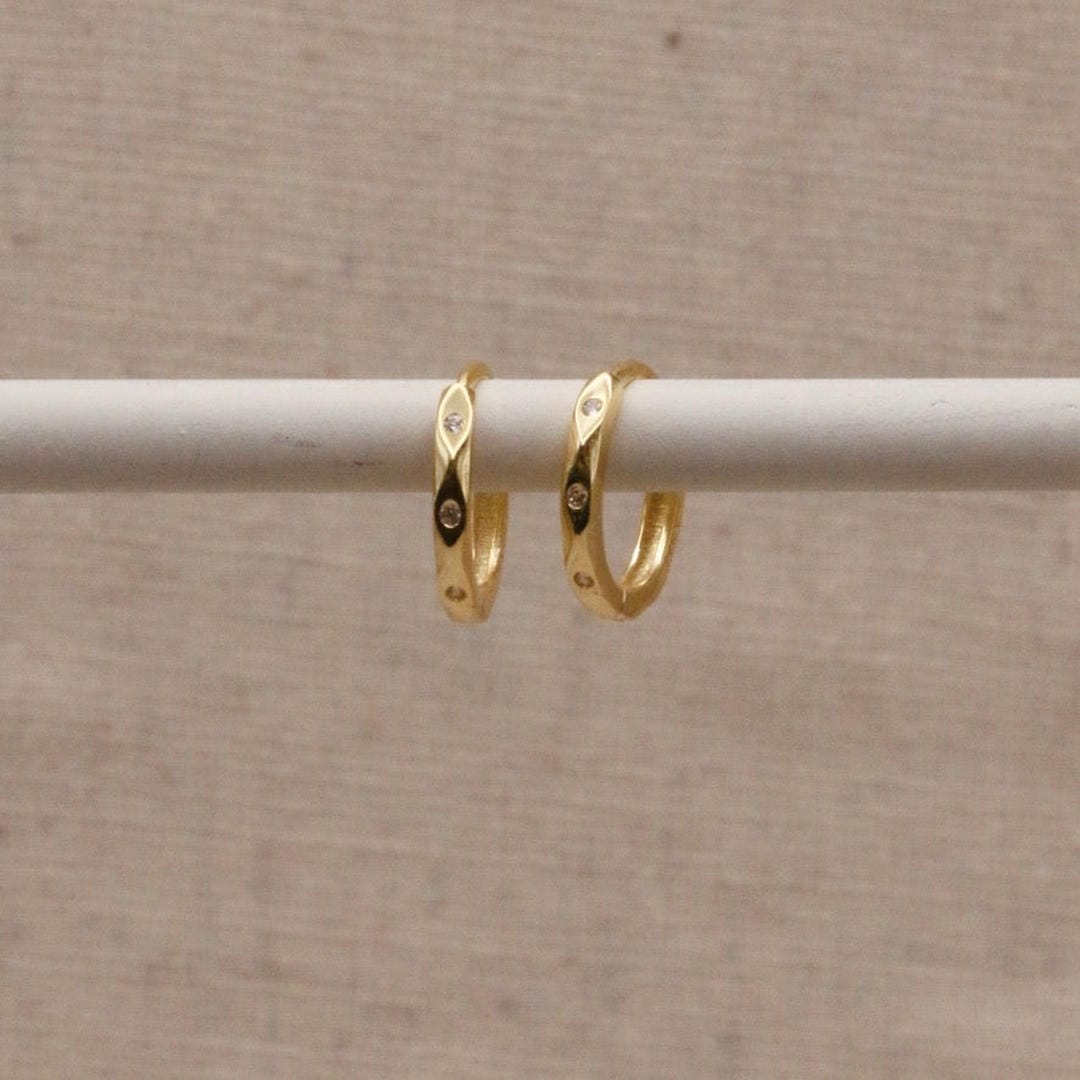 Pendientes huggie marquise en dorado