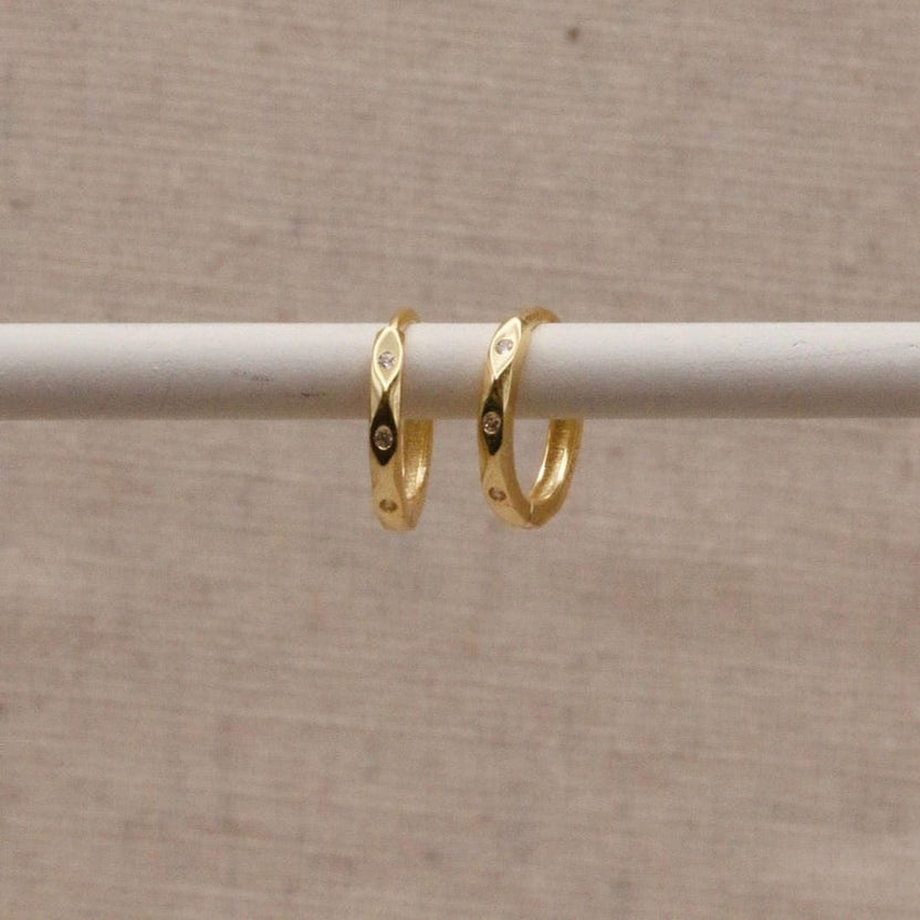 Pendientes huggie marquise en dorado
