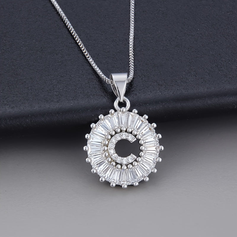 Collar con inicial de circonita en oro blanco – imagen 3