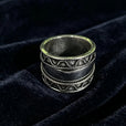 Anillo plateado etéreo