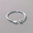 Anillo minimalista de banda con circonita