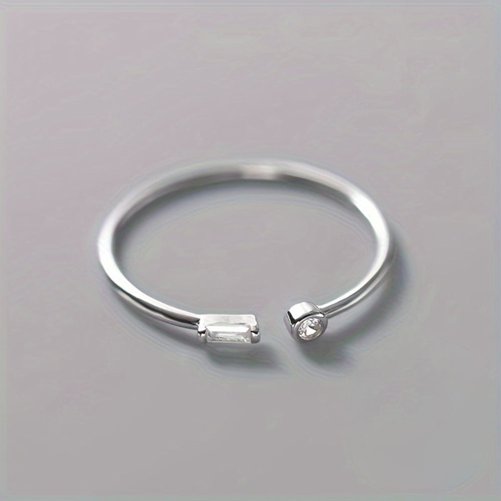 Anillo minimalista de banda con circonita