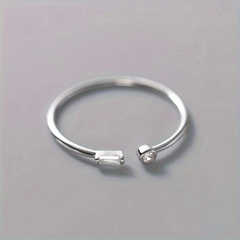 Anillo minimalista de banda con circonita