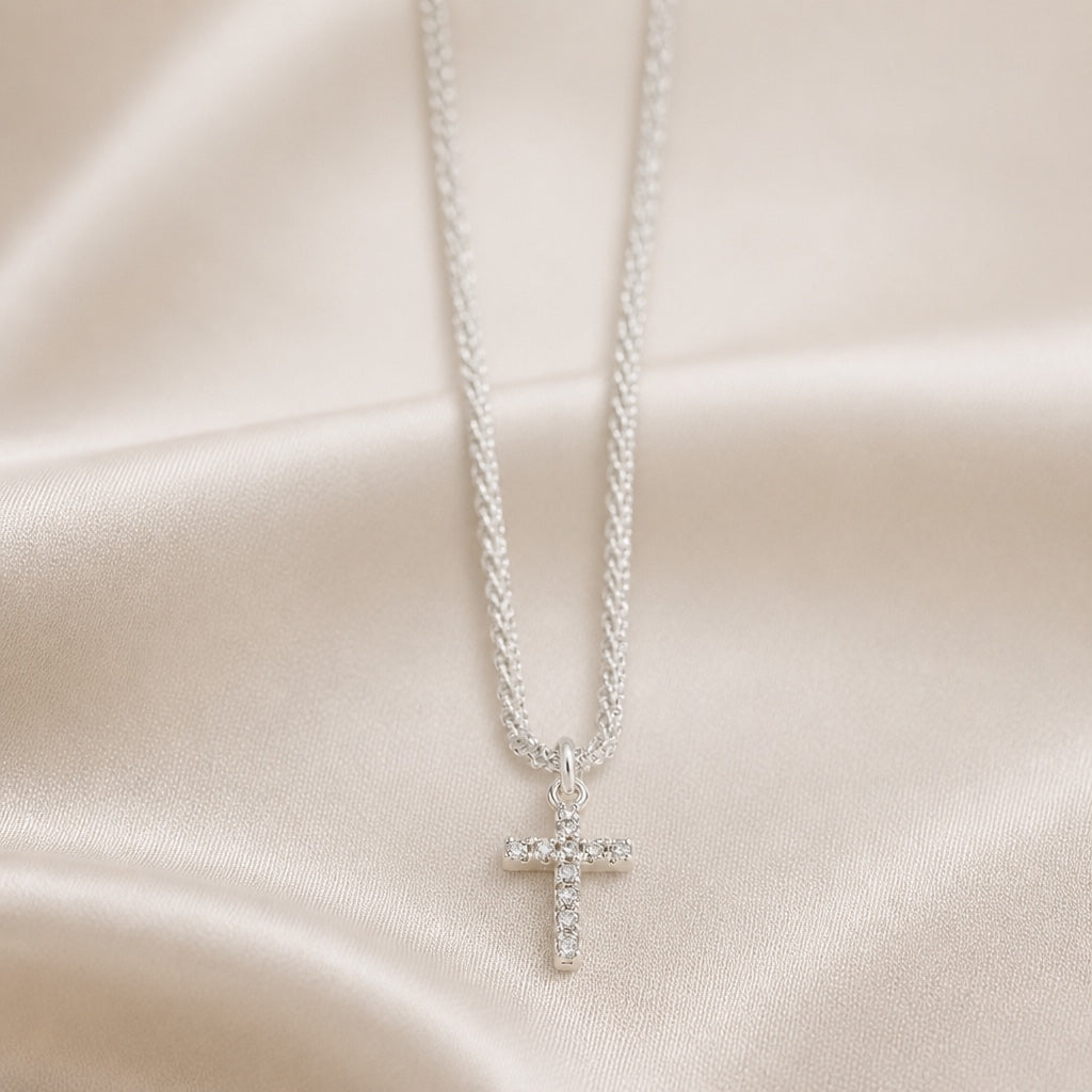 Collar con cruz de circonitas en oro blanco brillante