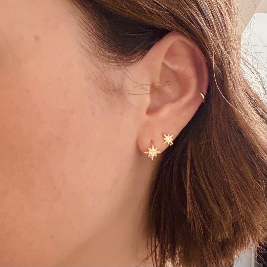 Conjunto de 2 pares de aros huggie de estrella dorados con cristales — Carmen, Lucía & Rocío