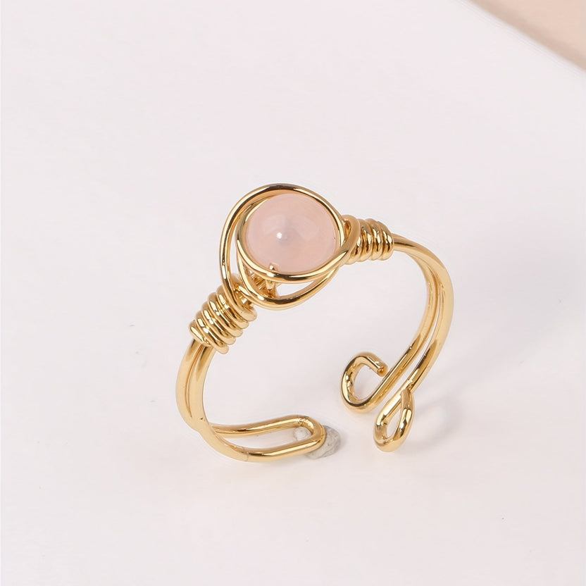 Anillo irregular dorado con alambre envuelto y piedra natural