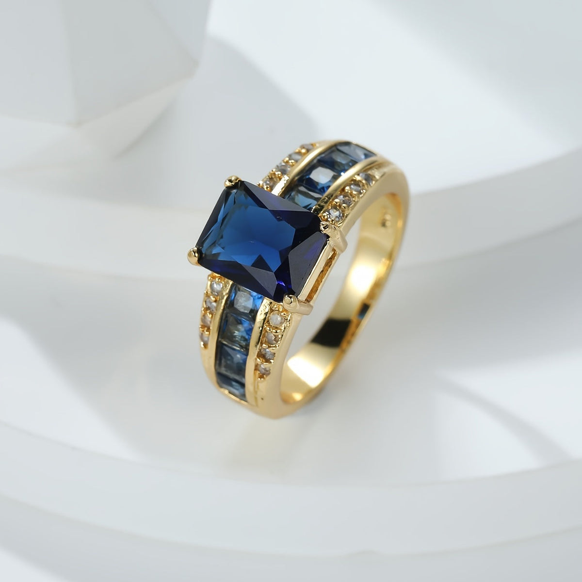 Anillo llamativo de zafiro dorado