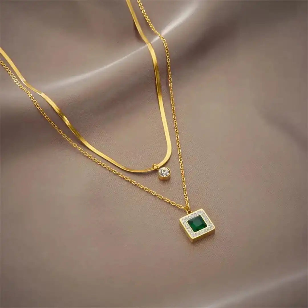Collar doble de oro en capas con esmeralda