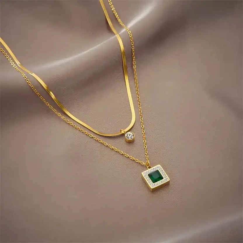 Collar doble de oro en capas con esmeralda