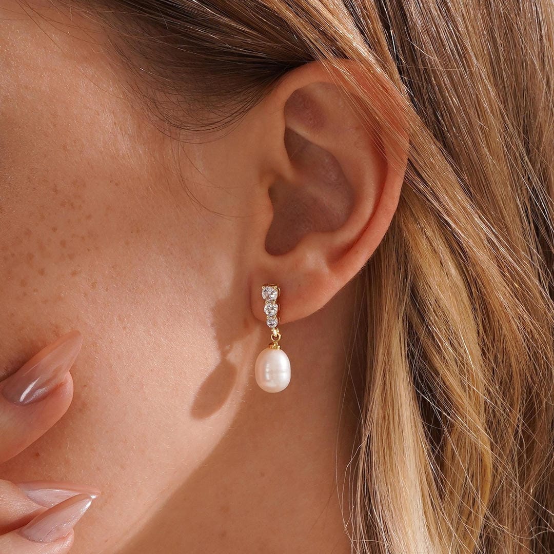 Pendientes de botón con trío de perlas y brillo – imagen 3