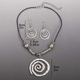 Set de collar y pendientes de plata con diseño de espiral – imagen 3