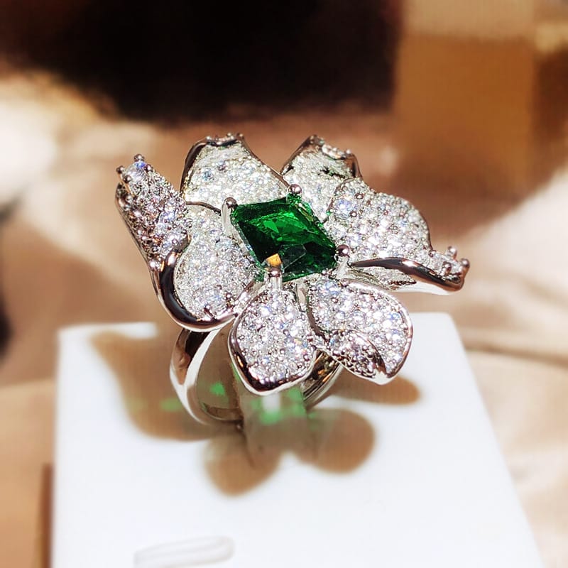 Anillo con dije floral esmeralda – imagen 2