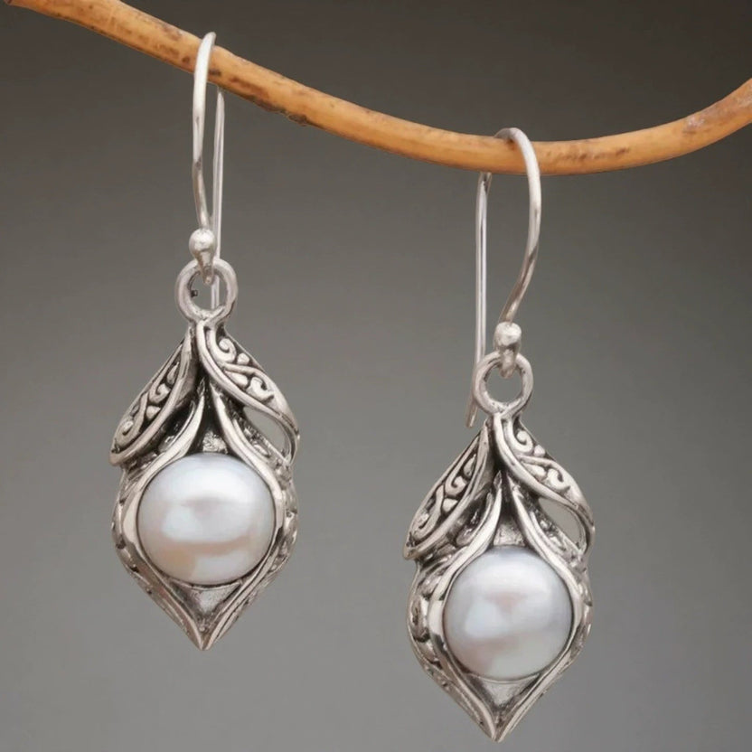 Pendientes elegantes de perla tallada