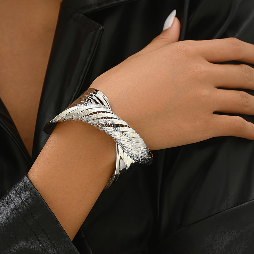 Pulsera rígida mate de línea retorcida en oro blanco