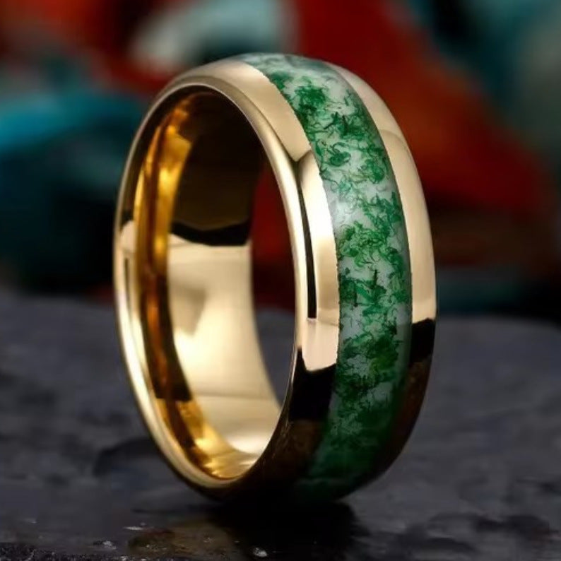 Anillo dorado con incrustación verde intenso