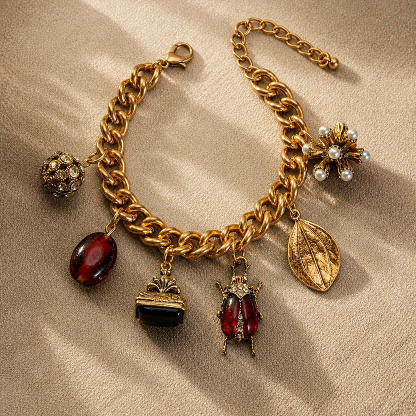 Pulsera encantada de acentos dorados