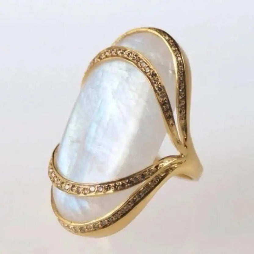 Anillo dorado vintage de ópalo blanco
